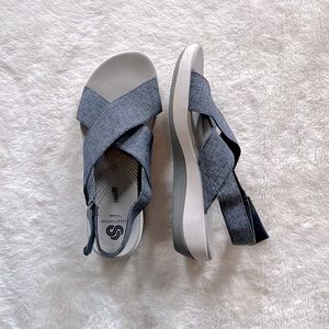 Clarks Soft Cushion Cloudsteppers w Adjustable Velcro Strap